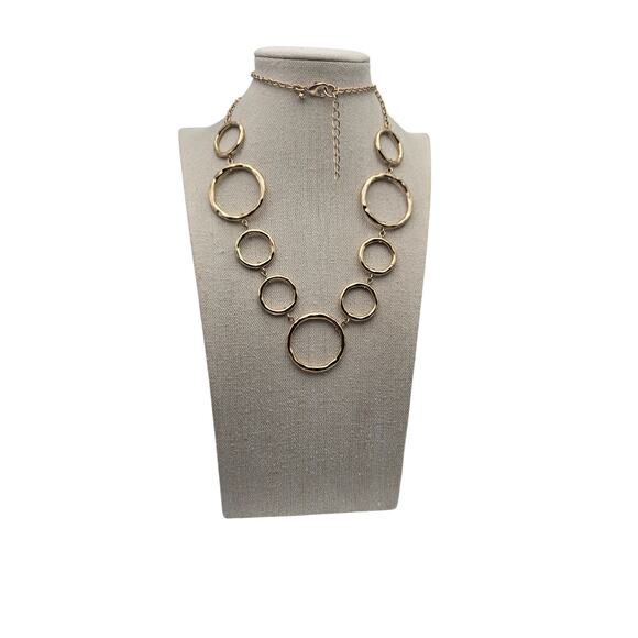 Hammered Retro 80s Gold Circle Necklace | Classic Old Money Statement - Picture 3 of 5